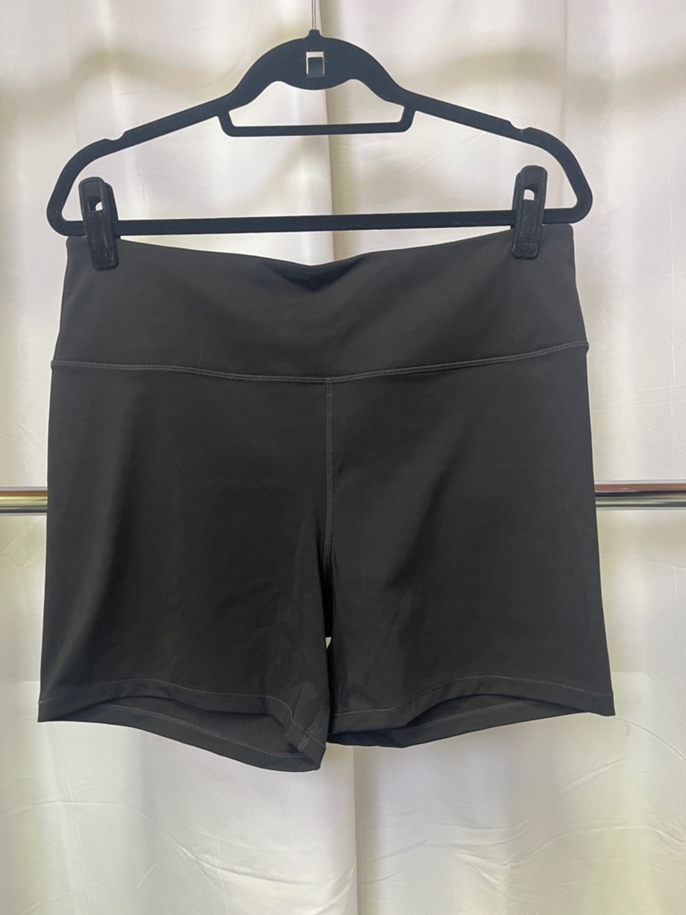 H&M move women’s Black High-Rise Bike Shorts with Wide Waistband XL